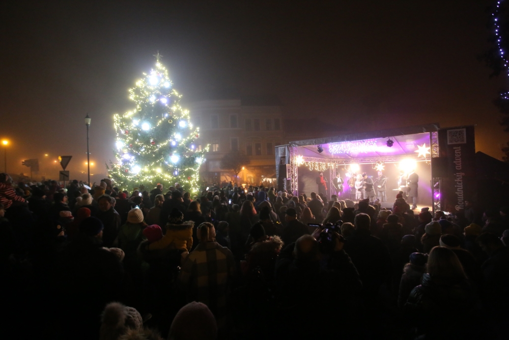  Rozsvícením stromu jsme zahájili roudnický advent