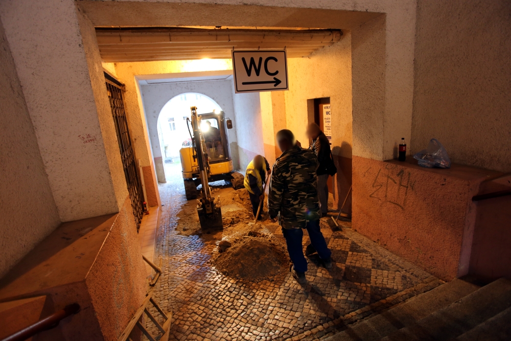  Archeologický průzkum mírně prodlouží práce v&nbsp;průchodu úřadu