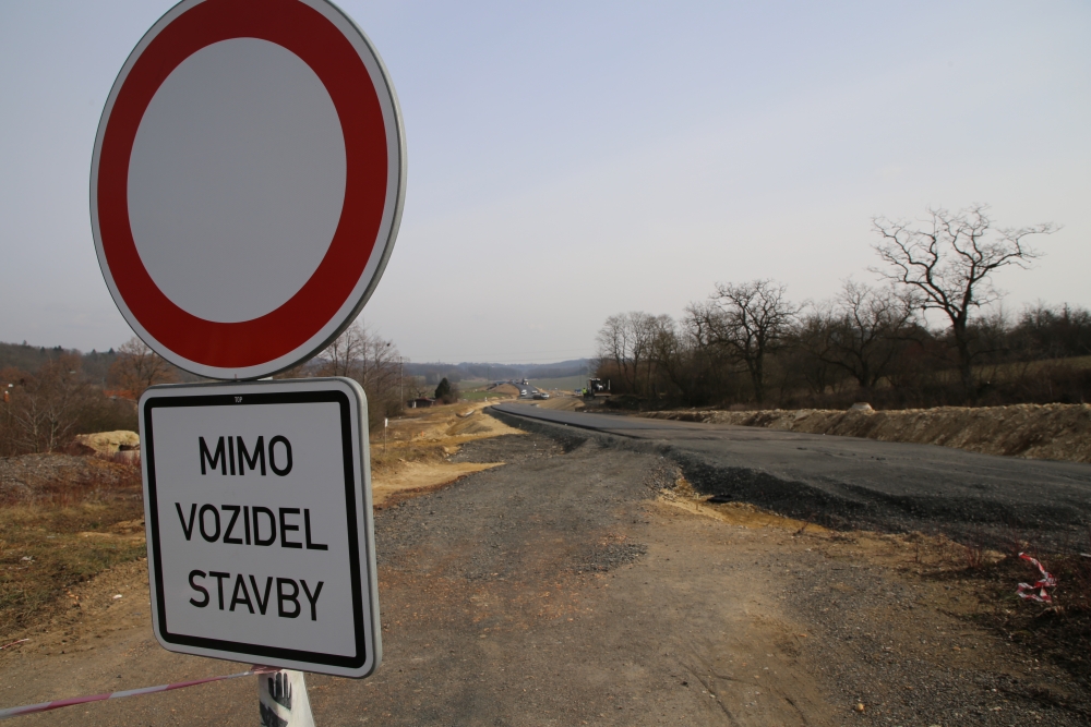  Napojení nového úseku obchvatu omezuje roudnickou dopravu
